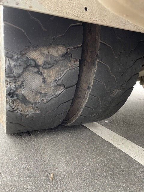 POL-DA: Erbach: Sattelzug mit desolater Bereifung/Polizei untersagt Weiterfahrt