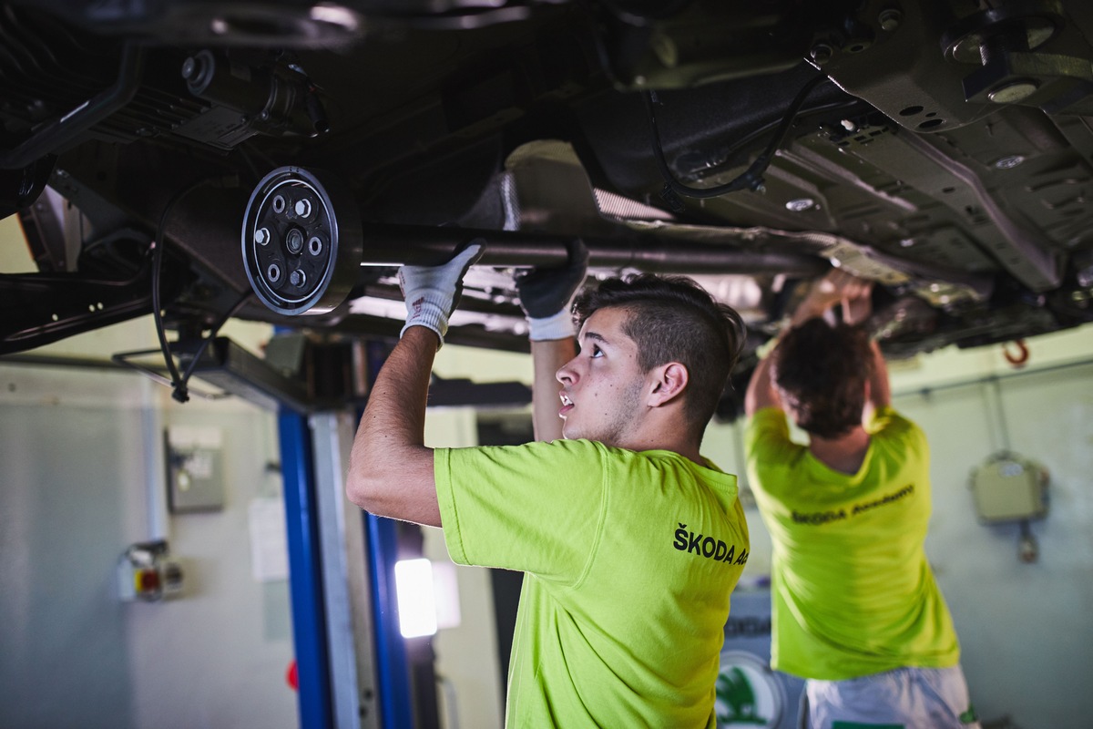 SKODA AUTO Berufsschule bietet erstklassige Ausbildungsprogramme für junge Nachwuchskräfte (FOTO)