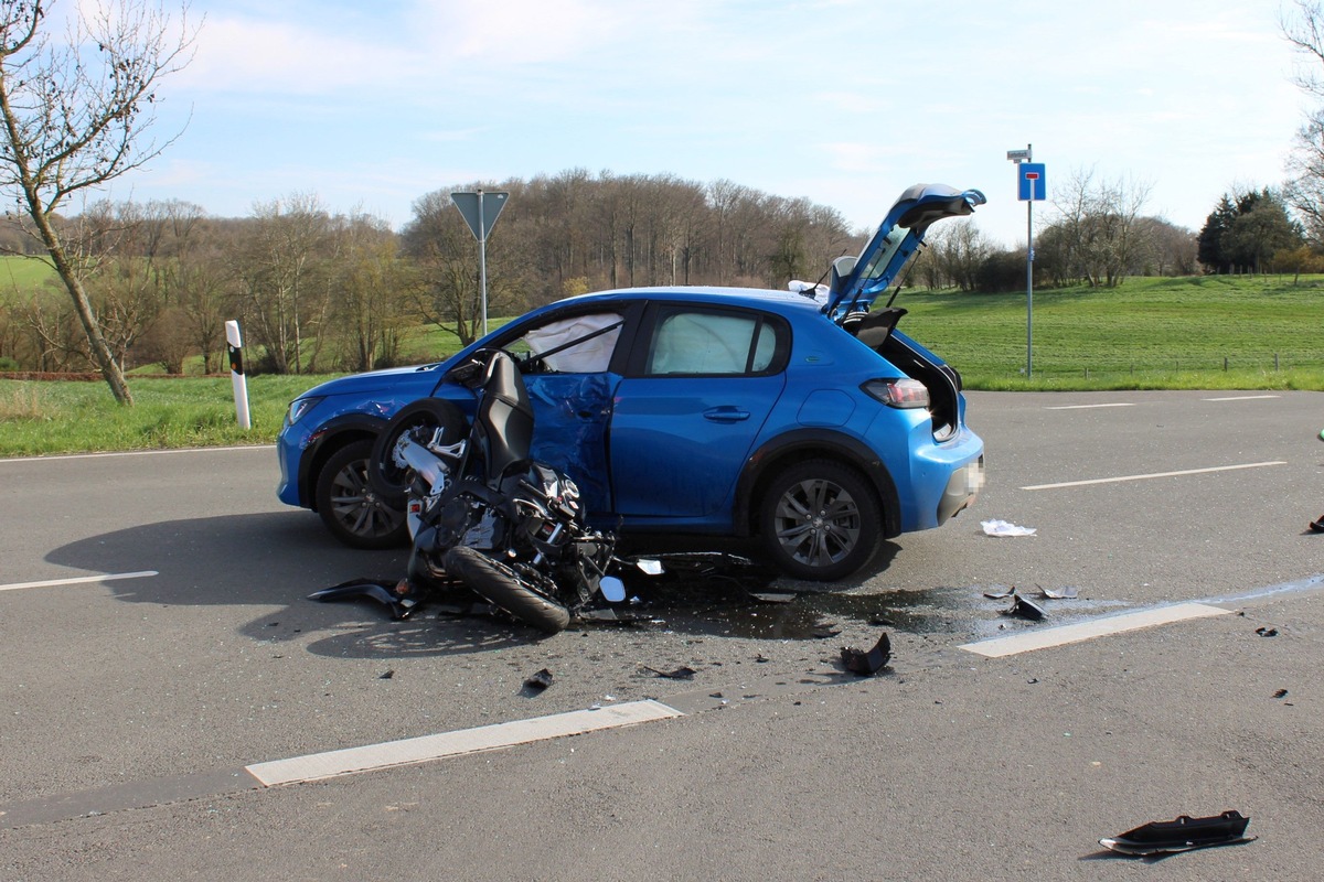 POL-RBK: Leichlingen - Kraftradfahrer nach Verkehrsunfall schwer verletzt von Rettungshubschrauber in Krankenhaus geflogen