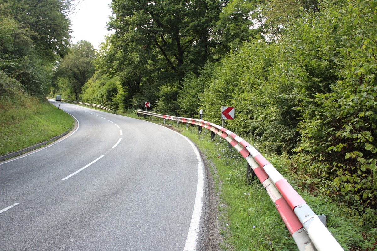 POL-PDKL: Verkehrsunfallflucht - weißer Sattelschlepper gesucht