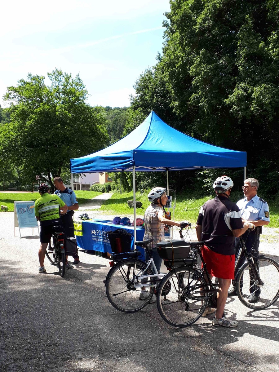 POL-RT: Seniorenaktionswoche des Polizeipräsidiums Reutlingen an den Radwegen im Neckartal und an der Großen Lauter:
&quot;Helm tragen und Vorbild sein&quot; - Sicher unterwegs mit dem Rad