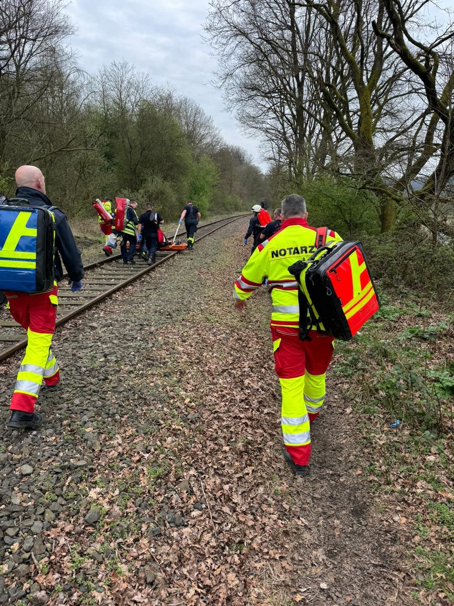 FW-EN: Spaziergängerin stürzt 30 Meter einen Abhang herunter - Aufwändiger Rettungseinsatz für die Feuerwehr Hattingen