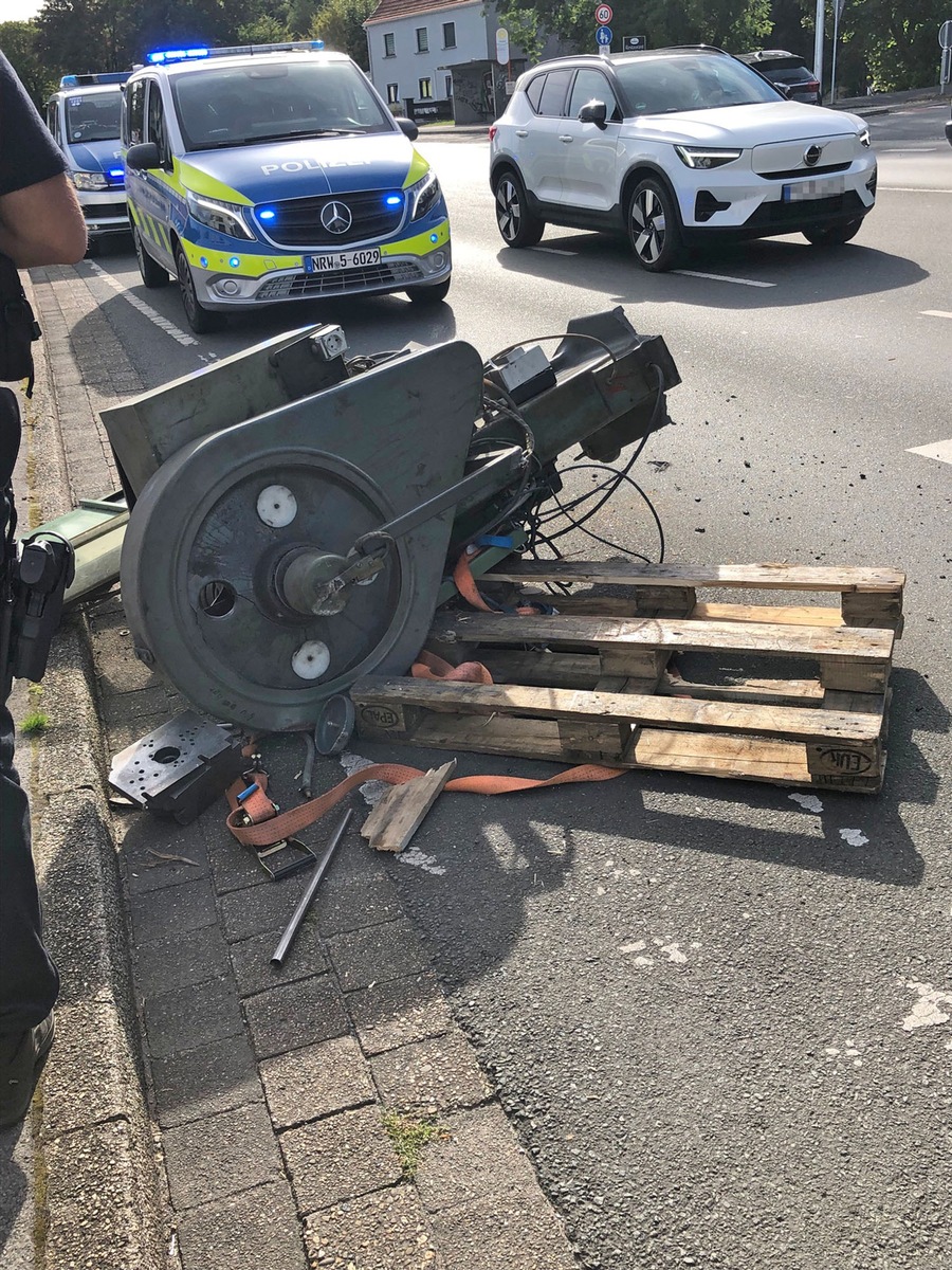 POL-MK: Eine Tonne schwere Stanzmaschine landet auf der Baarstraße