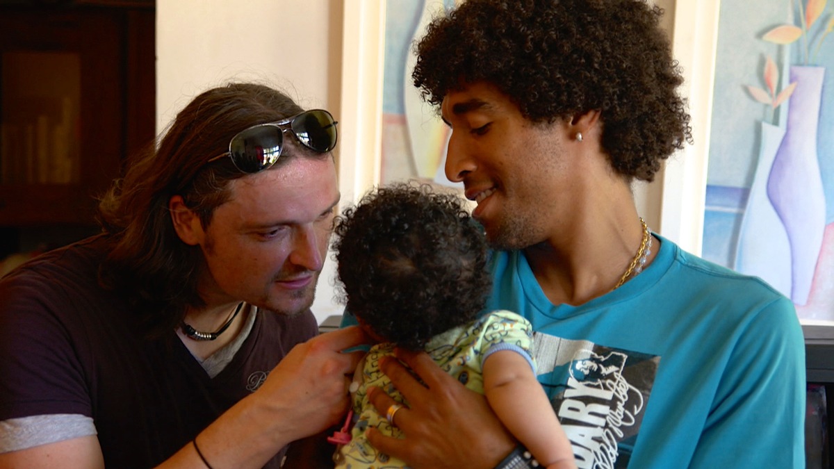 &quot;Kick it like Dante&quot;: Fußball-Globetrotter Lutz Pfannenstiel reist für das ZDF im Vorfeld der Fußball-WM durch Brasilien (FOTO)