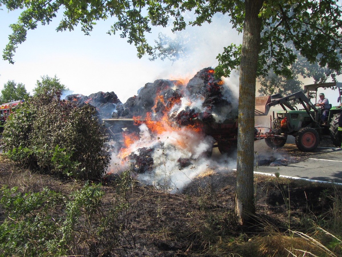 POL-PPMZ: Vollbrand eines mit Strohballen beladenen landwirtschaftlichen Zuges