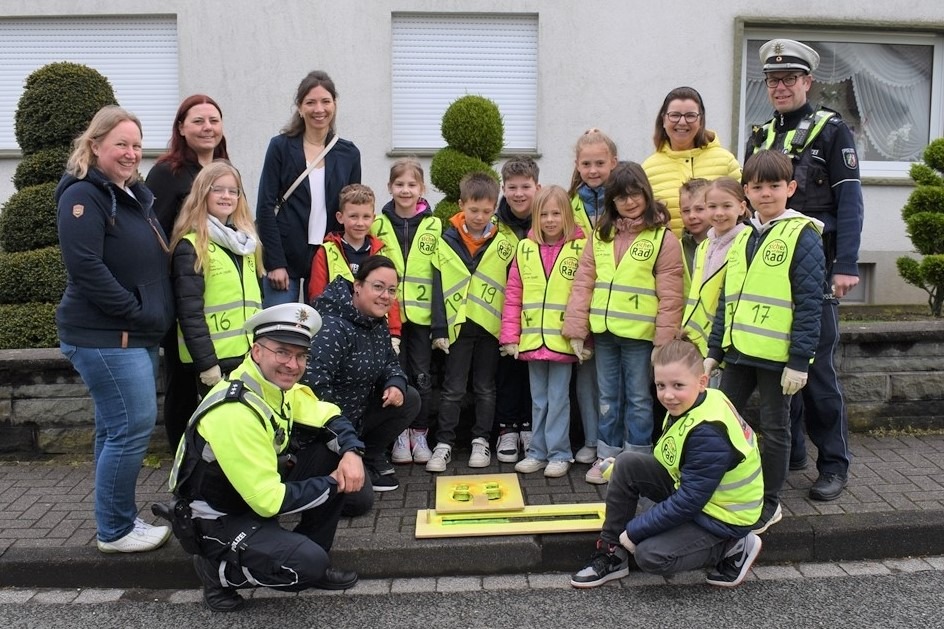 POL-PB: Gelbe Füße weisen den Schülerinnen und Schülern der Grundschule Steinhausen den Weg