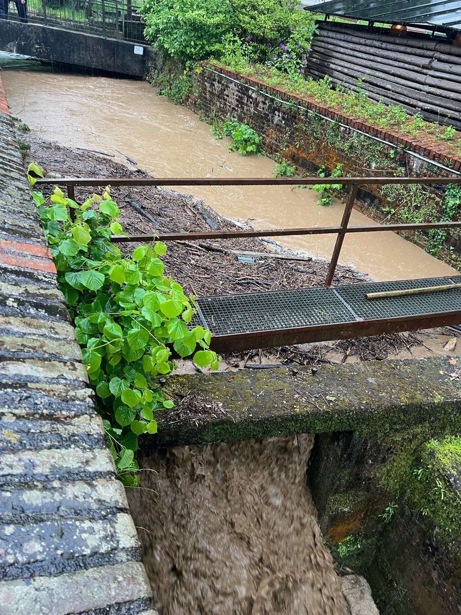 FW Ratingen: Einsatzreicher Tag für die Kräfte der Feuerwehr Ratingen - Unwetterfront sorgt für arbeitsreichen Nachmittag