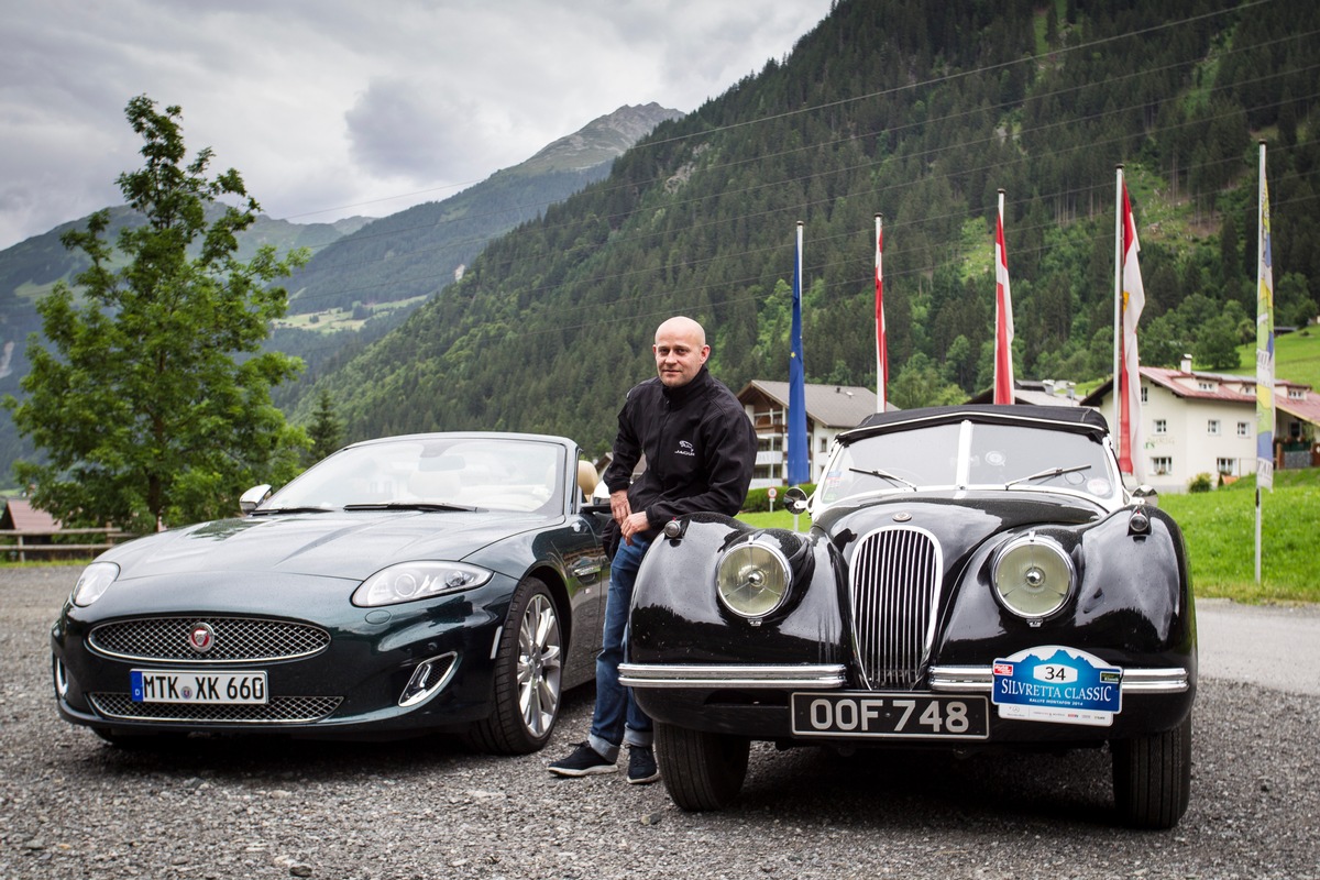 Jürgen Vogel trifft zwei Generationen Jaguar XK bei der Silvretta Classic (FOTO)