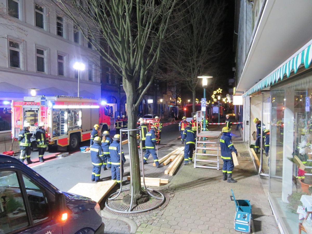 POL-HM: Mercedes fährt in Blumengeschäft