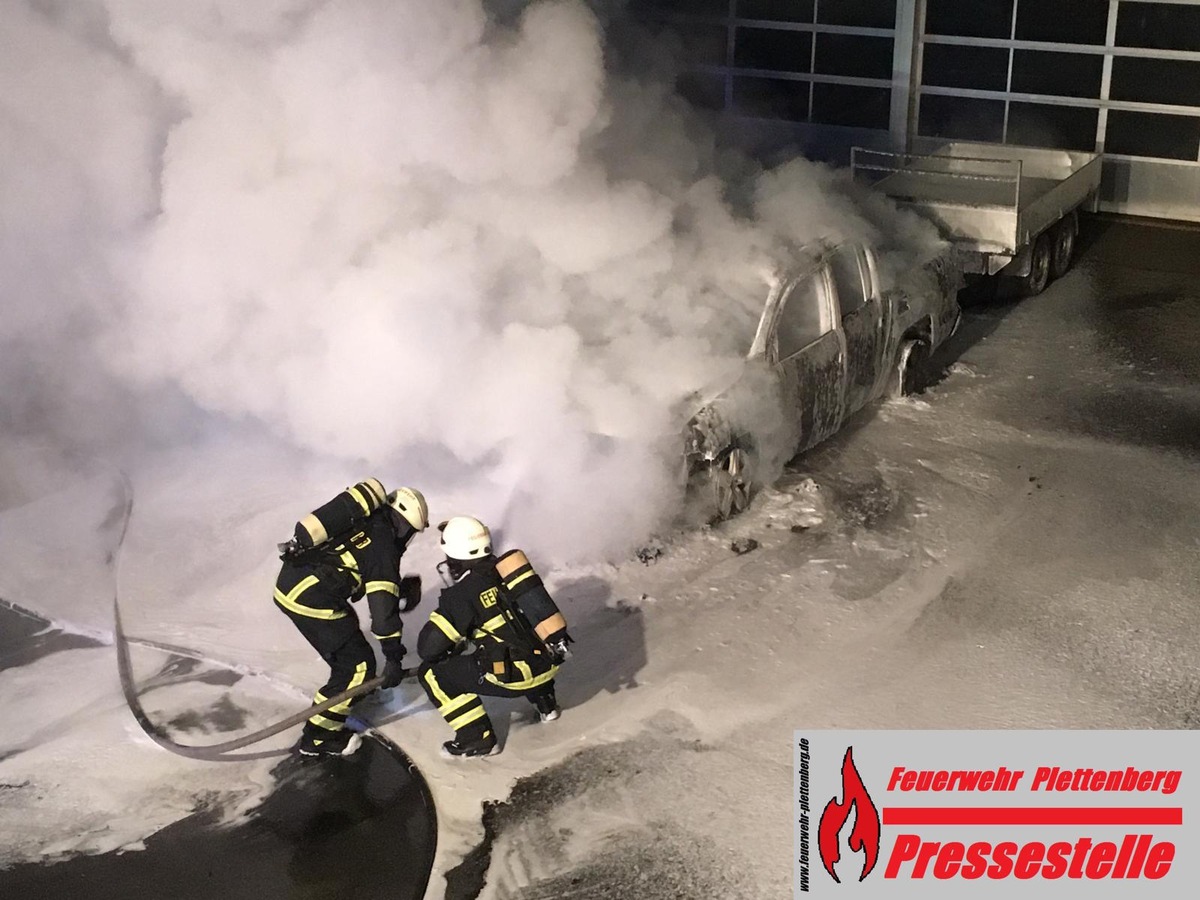 FW-PL: OT-Teindeln. Fahrzeuggespann brannte in der Nacht.