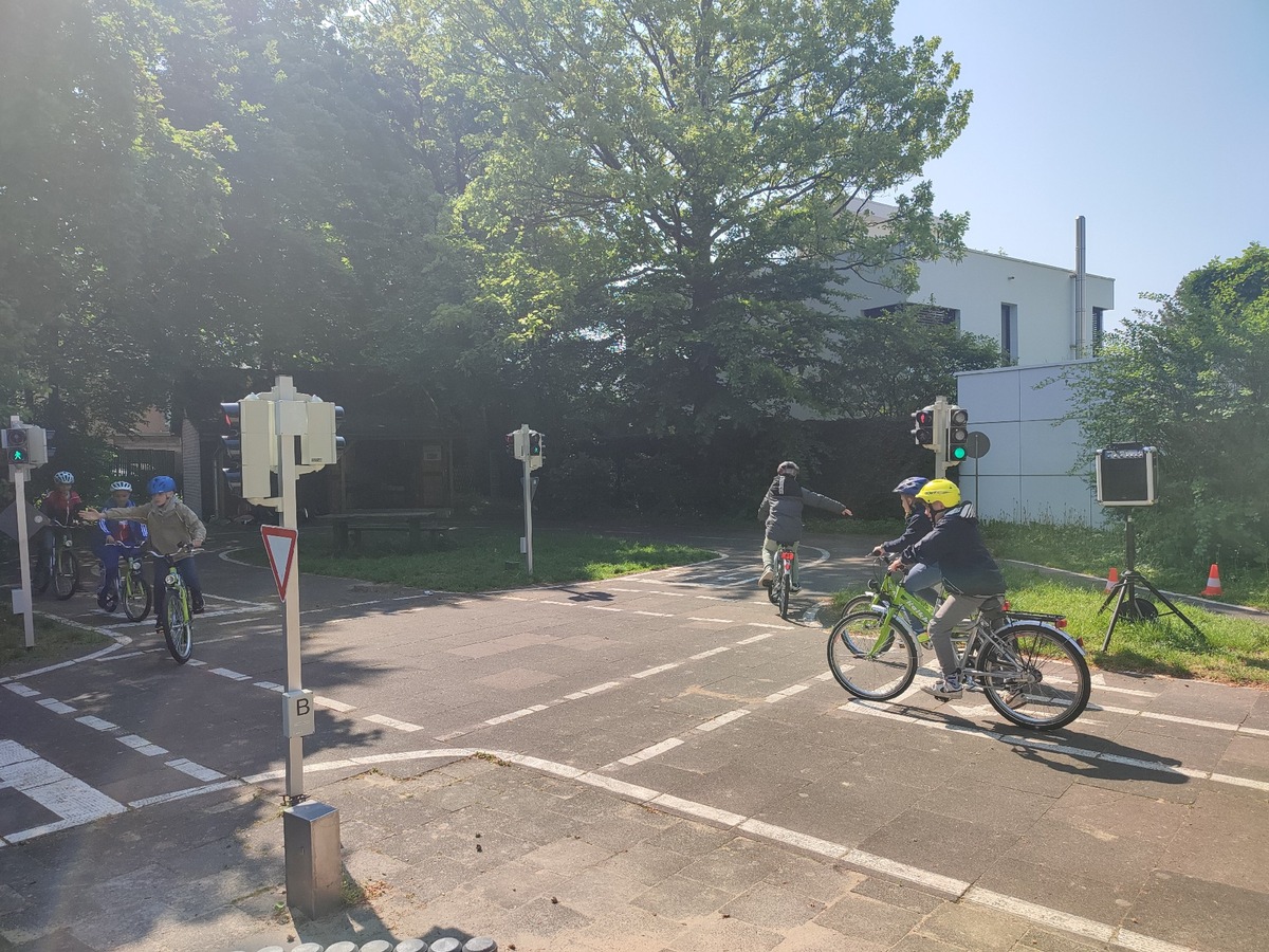 POL-NI: Nienburg/Haßbergen - Polizei gibt Verkehrsunterricht in der vierten Klasse der Grundschule in Haßbergen (Teil 5)