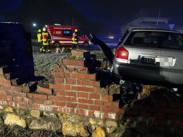 POL-STD: Tageswohnungseinbrecher in Jork, Unfallbeteiligter in Grefenmoor gesucht, Auto prallt in Harsefeld auf Kreisel, Kind bei Unfall in Himmelpforten verletzt - Zeugen gesucht