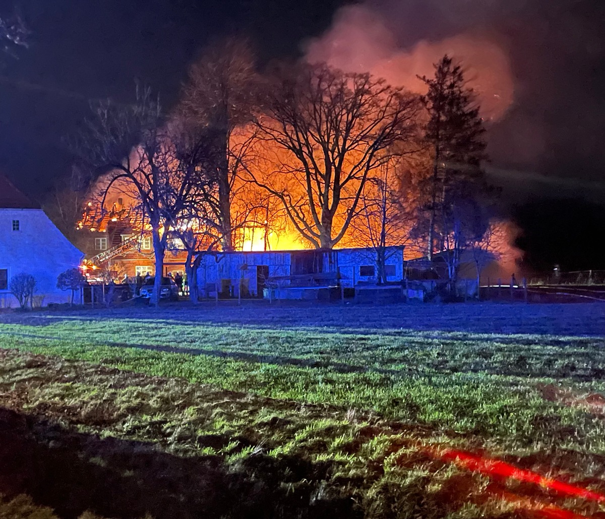 FW-ROW: Wohngebäude mit angrenzendem Stall gerät in Brand