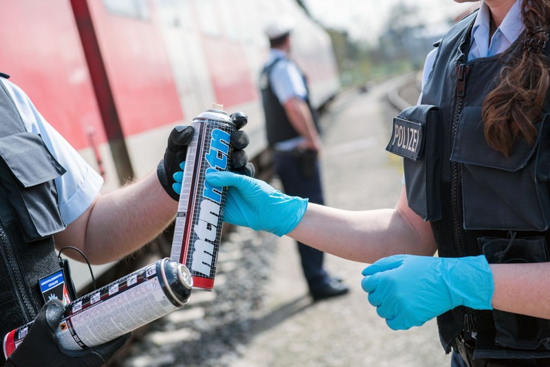 Bundespolizeidirektion München: Freilassinger Bundespolizei enttarnt Graffiti-Sprayer Zahlreiche Spraydosen und umfangreiches Beweismaterial bei Wohnungsdurchsuchung festgestellt