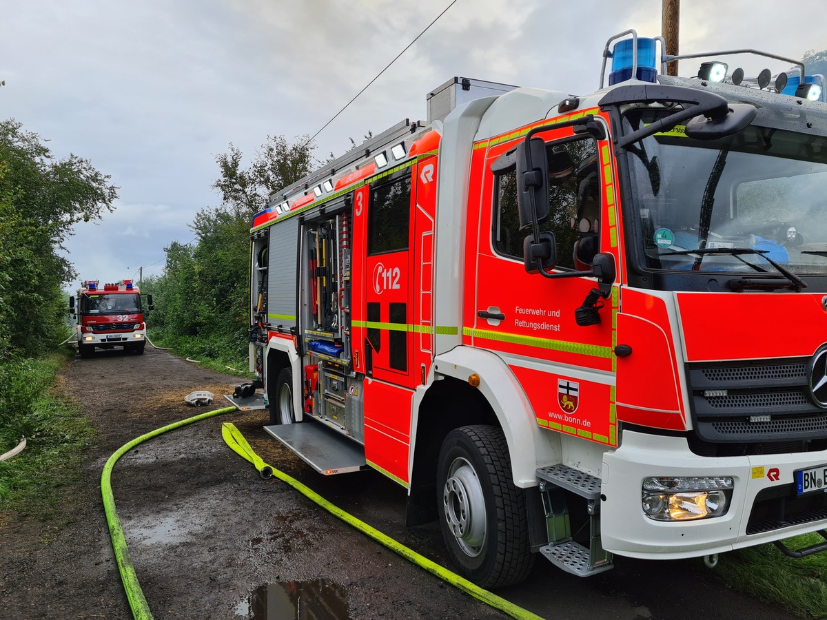 FW-BN: 1. Folgemeldung, Scheunenbrand auf einem Reiterhof