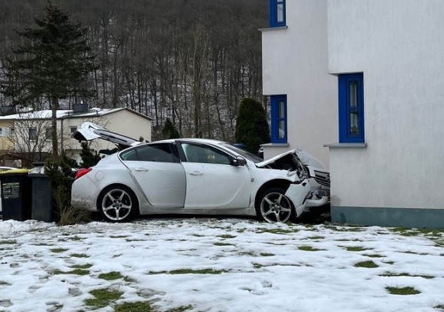 POL-HSK: Verkehrsunfall / Personen flüchten von Unfallstelle