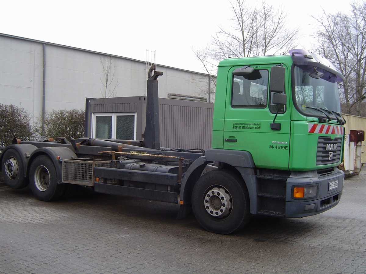 POL-H: Zeugenaufruf! Zwei LKW mit Anhängern und Containern gestohlen