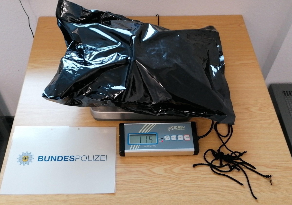 BPOL NRW: Bundespolizei stellt ein Kilogramm Marihuana auf der A 61 sicher; Niederländer versteckte Betäubungsmittel in einer Tüte unter dem Auto