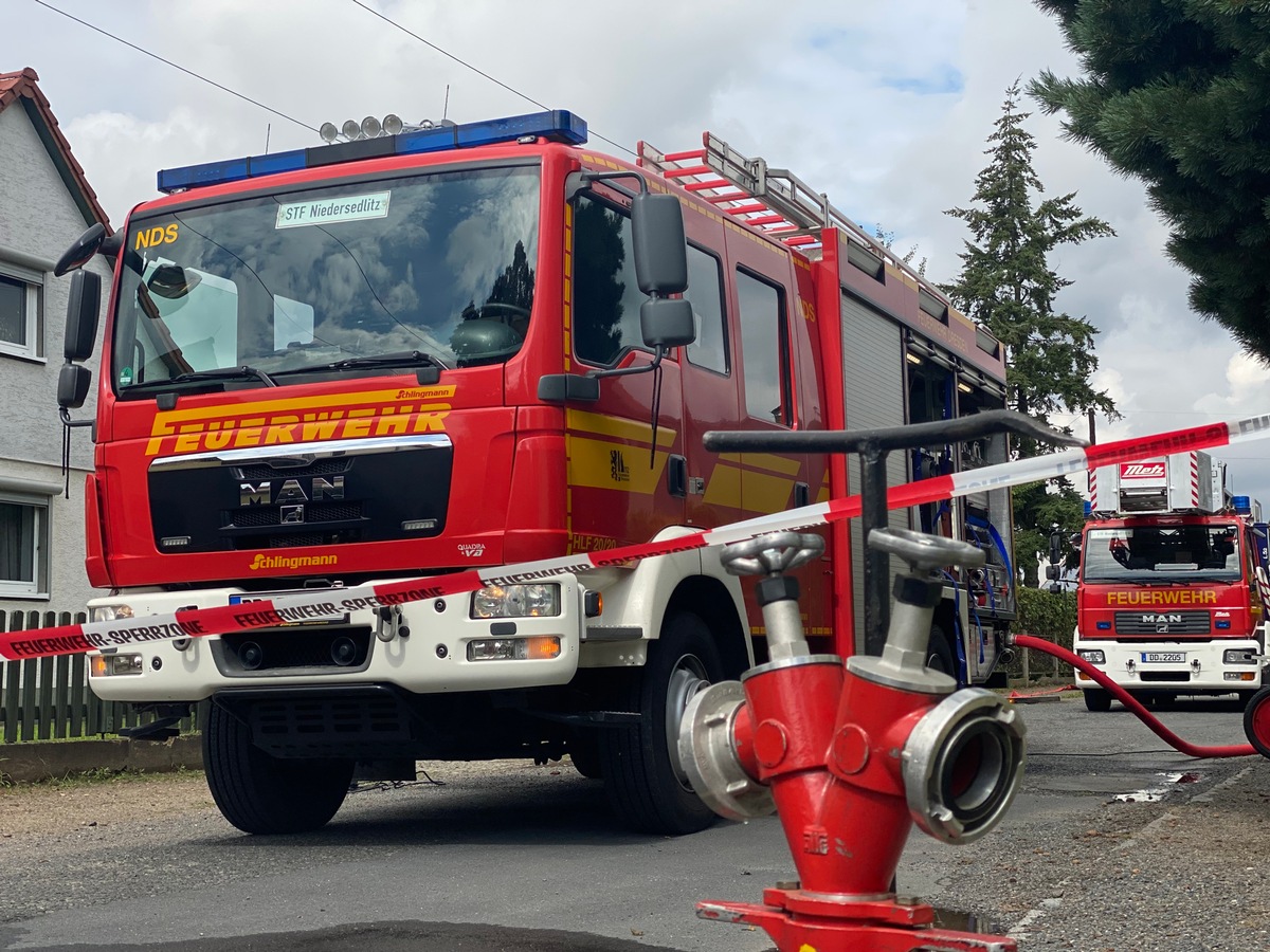 FW Dresden: Sofa gerät in Brand