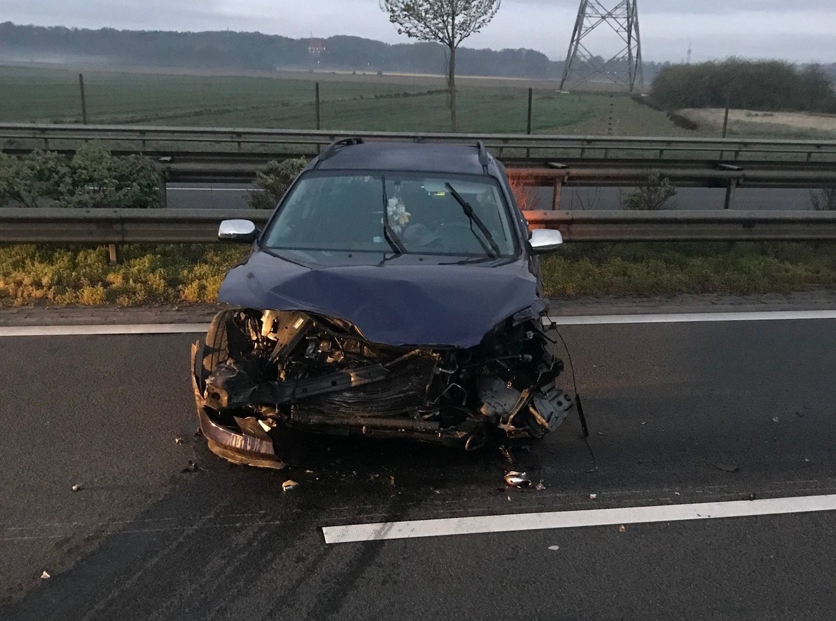 POL-STD: Reh ausgewichen und in die Leitplanken gefahren - Unfall am Samstag auf der A 26