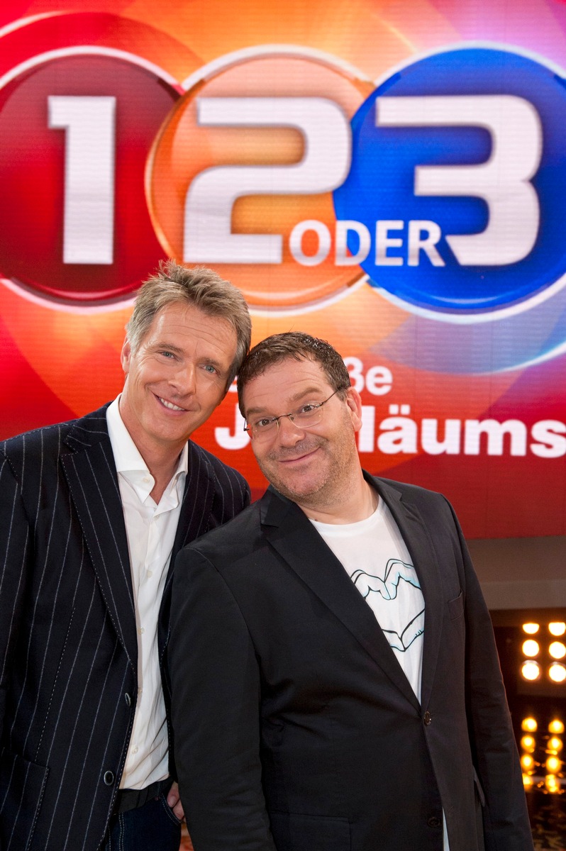 Ein unverkennbarer Plopp, zwei beliebte Moderatoren und drei begeisterte Prominente/ Jörg Pilawa und Elton präsentieren &quot;1, 2 oder 3 - Die große Jubiläumsshow&quot; im ZDF (BILD)