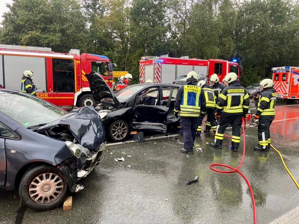 FW-EN: Schwerer Verkehrsunfall im Kreuzungsbereich &amp; Sturmschäden in Gennebreck