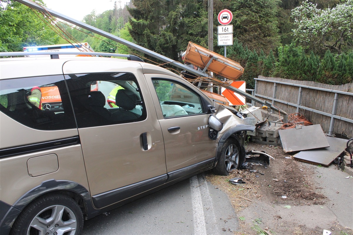 POL-RBK: Wermelskirchen - Pkw prallt gegen Ampel - Zwei Personen schwer verletzt