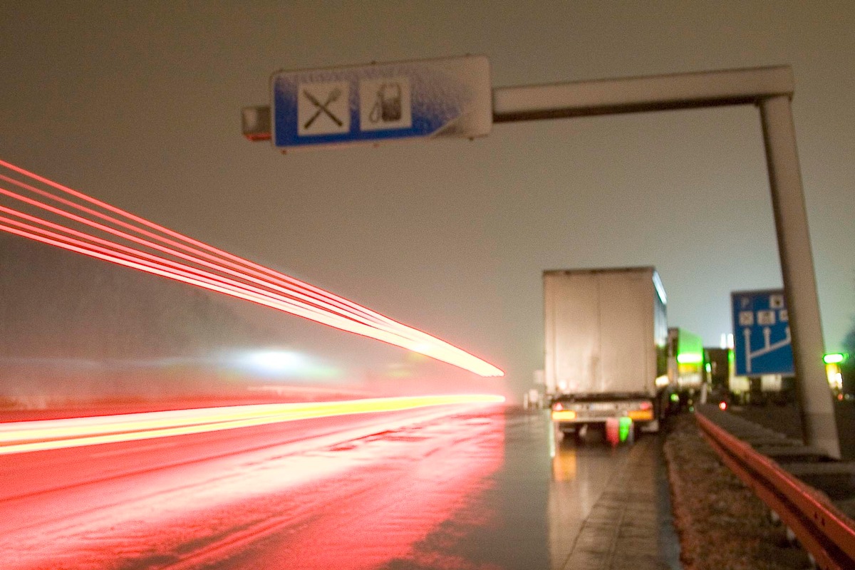 Autobahn: VEDA erhebt schwere Vorwürfe gegen Tank&amp;Rast / Parkplatz-Chaos, Abzocke-Image und eine Milliarde Euro Kosten für die Bürger (FOTO)