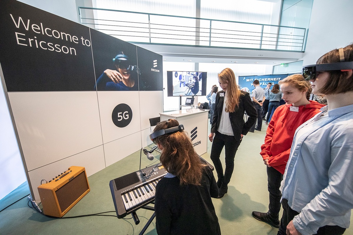 Ericsson präsentiert Bundeskanzlerin Merkel beim Girls&#039; Day 5G-Hologramm-Technologie (FOTO)