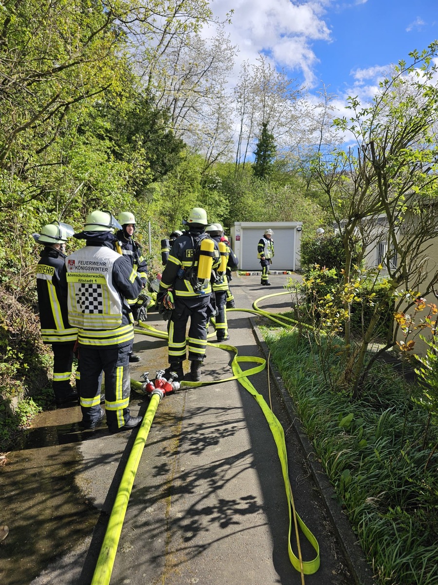 FW Königswinter: Kellerbrand kann schnell gelöscht werden