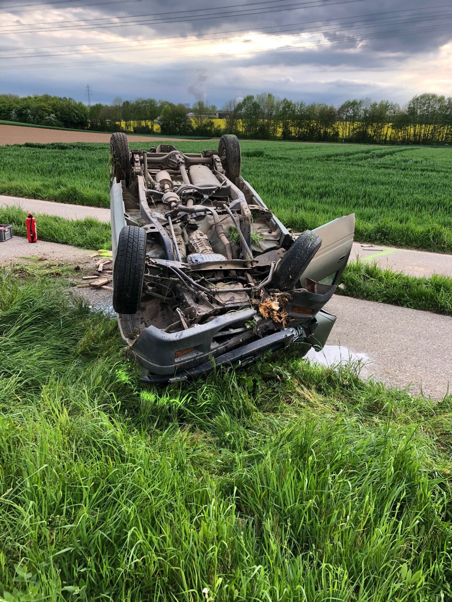 POL-NE: Alleinunfall auf der B477 - Pick-up überschlägt sich