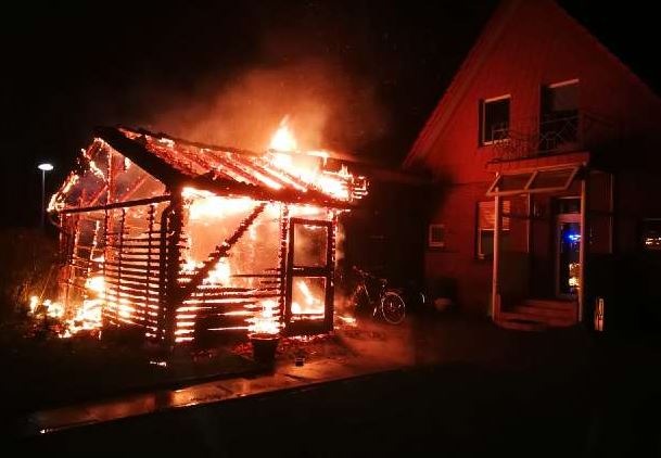 POL-EL: Lingen - PKW und Holzgarage in Brand