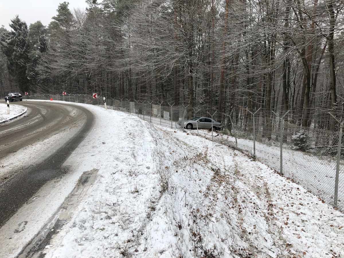 POL-PPWP: Unfall: Mit Sommerreifen auf schneeglatter Straße unterwegs