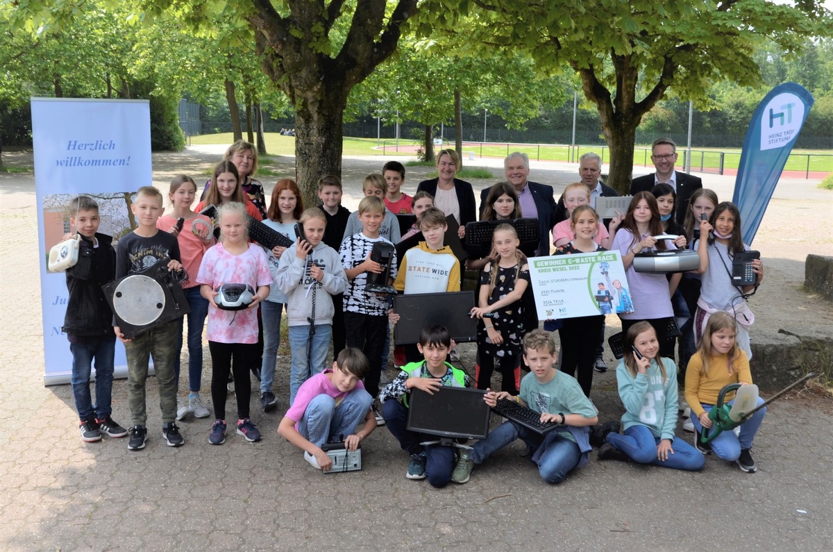 Presseinfo: Schüler sammeln über 19.000 Elektroschrott-Teile für „E-Waste Race“ im Kreis Wesel - Julius-Stursberg-Gymnasium macht das Rennen