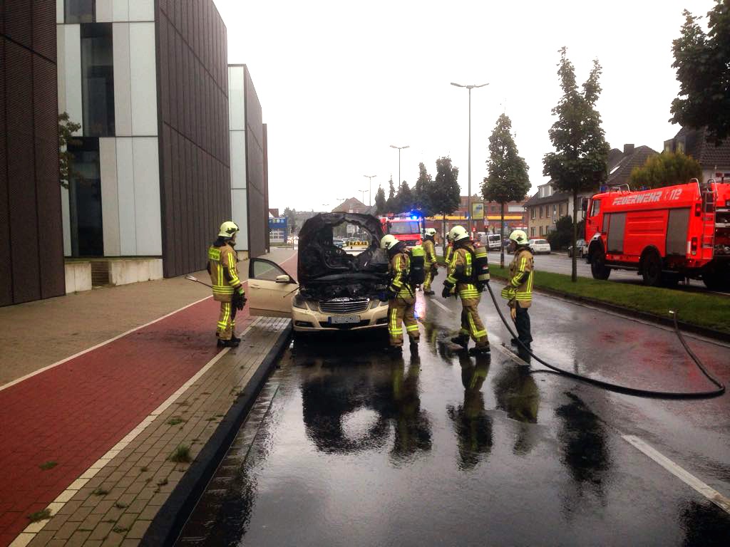 FW-BOT: Schreck für Fahrer und Fahrgast: Taxi fängt Feuer