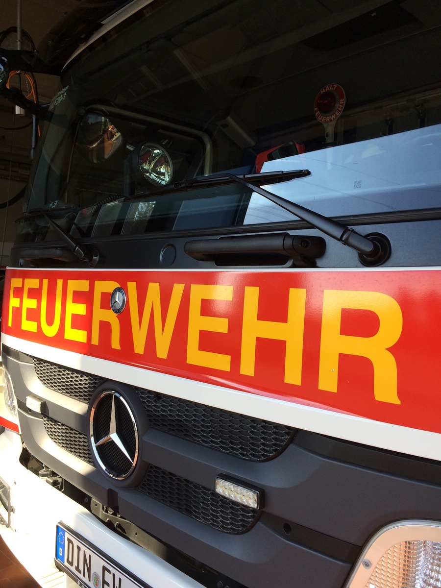 FW Dinslaken: Ereignisreicher Tag für die Feuerwehr Dinslaken