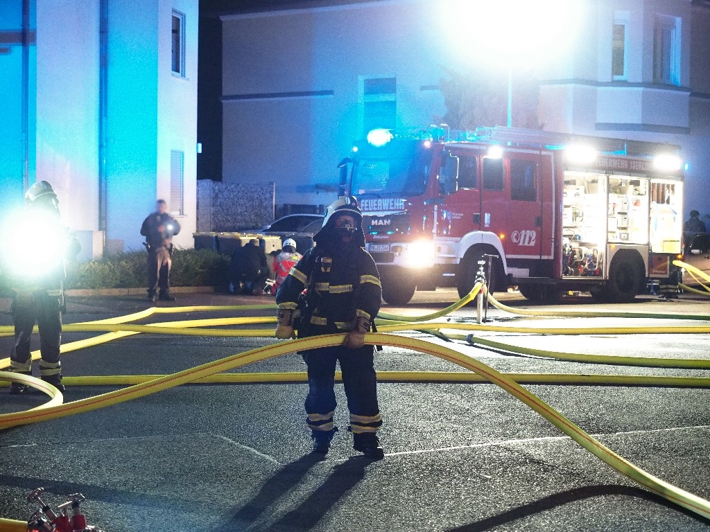 FW-MK: Ausgedehnter Wohnungsbrand / Ein ausgedehnter Wohnungsbrand im Iserlohner Zentrum breitet sich zu einem Dachstuhlbrand aus