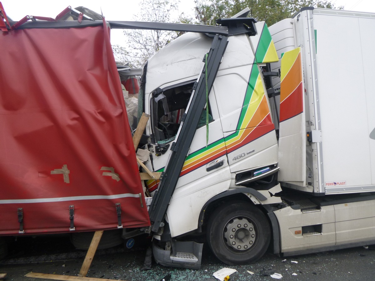 FW-OB: Verkehrsunfall mit vier beteiligten Lkw auf der A 3 in Oberhausen