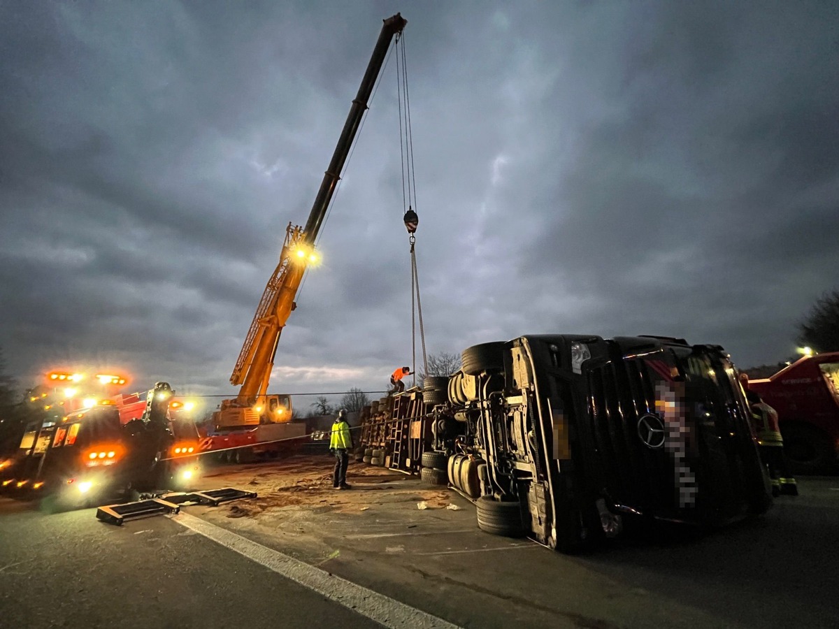 POL-BI: Lkw kippt auf der A2 um - Vollsperrung