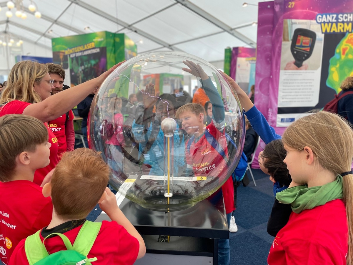 PI Nr. 080/2024 Fast 35.000 Menschen bei Physik-Festival in Hannover