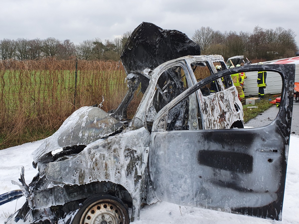 FW-Dorsten: +++ Frontalzusammenstoß zwischen PKW und Kleintransporter. 1 Person an der Unfallstelle verstorben +++