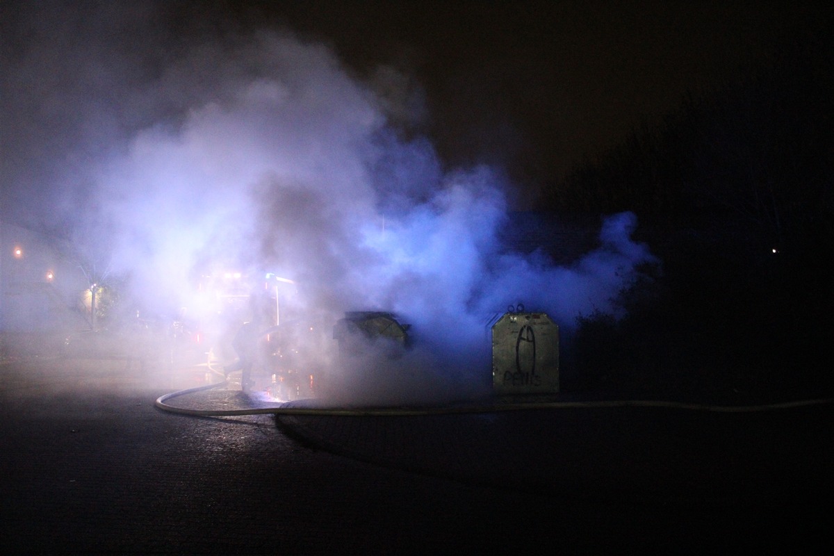 POL-NE: Polizei ermittelt nach mutmaßlicher Brandstiftung von Papiercontainern