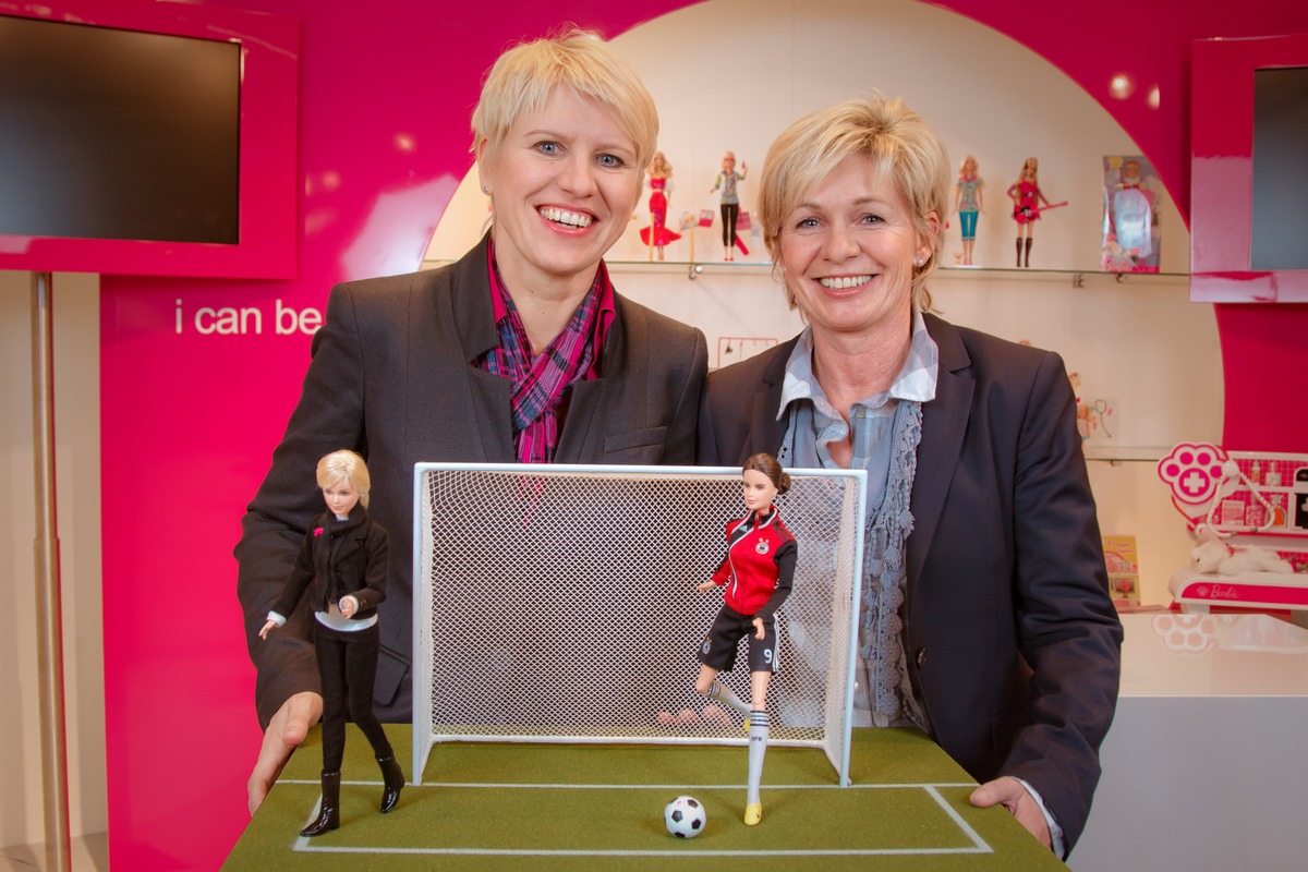 Barbie® stimmt mit Silvia Neid und Birgit Prinz auf die Frauenfußball Weltmeisterschaft 2011 ein (mit Bild)