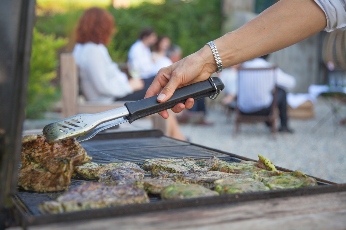 Unbeschwertes Grillvergnügen zur Fußball-Weltmeisterschaft / Mit einem Gasgrill gelingt alles auf den Punkt - Sicherheitscheck nicht vergessen