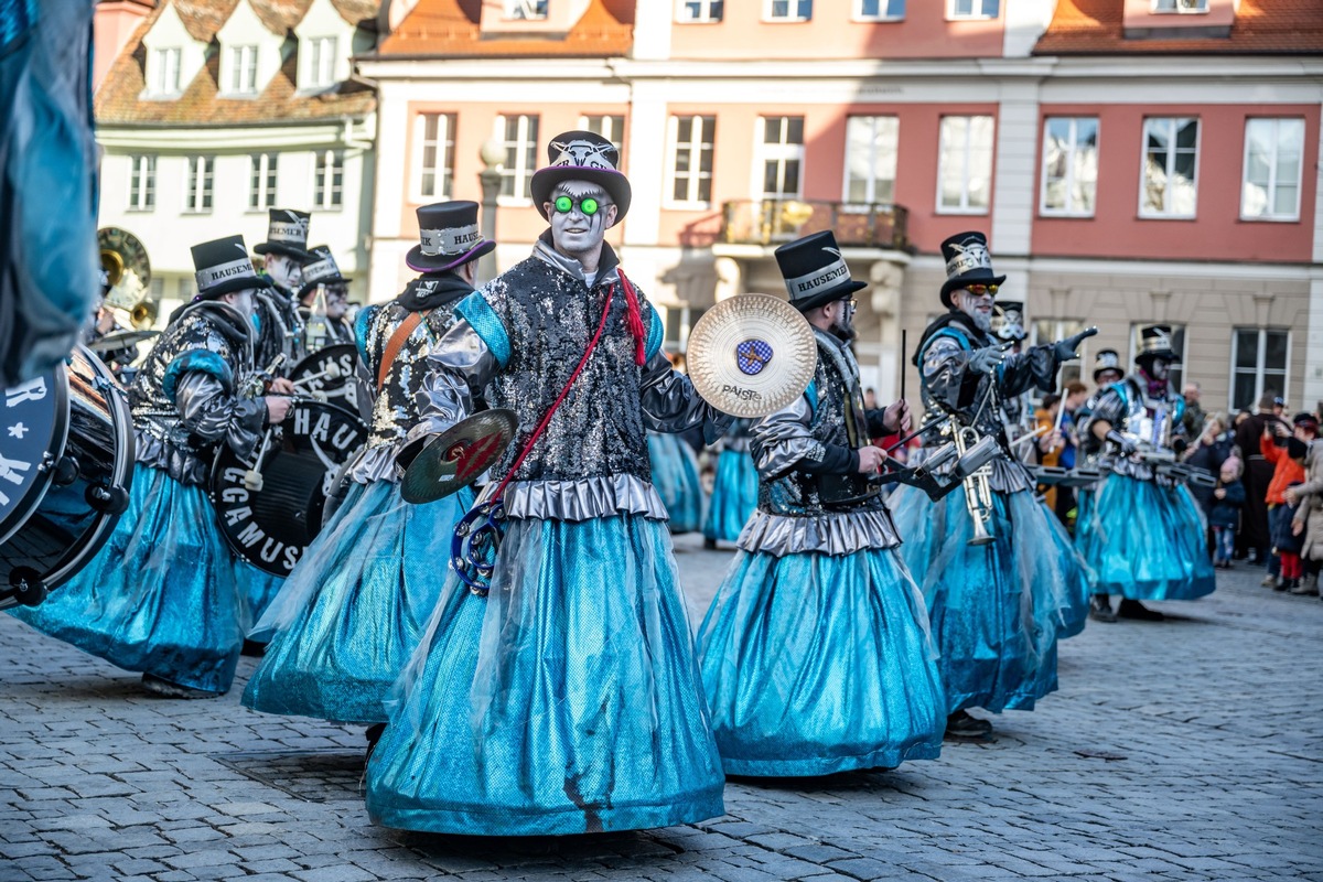 Achtung, schräge Töne: In der Fastnacht ziehen im Allgäu Guggenmusiken durch die Gassen.