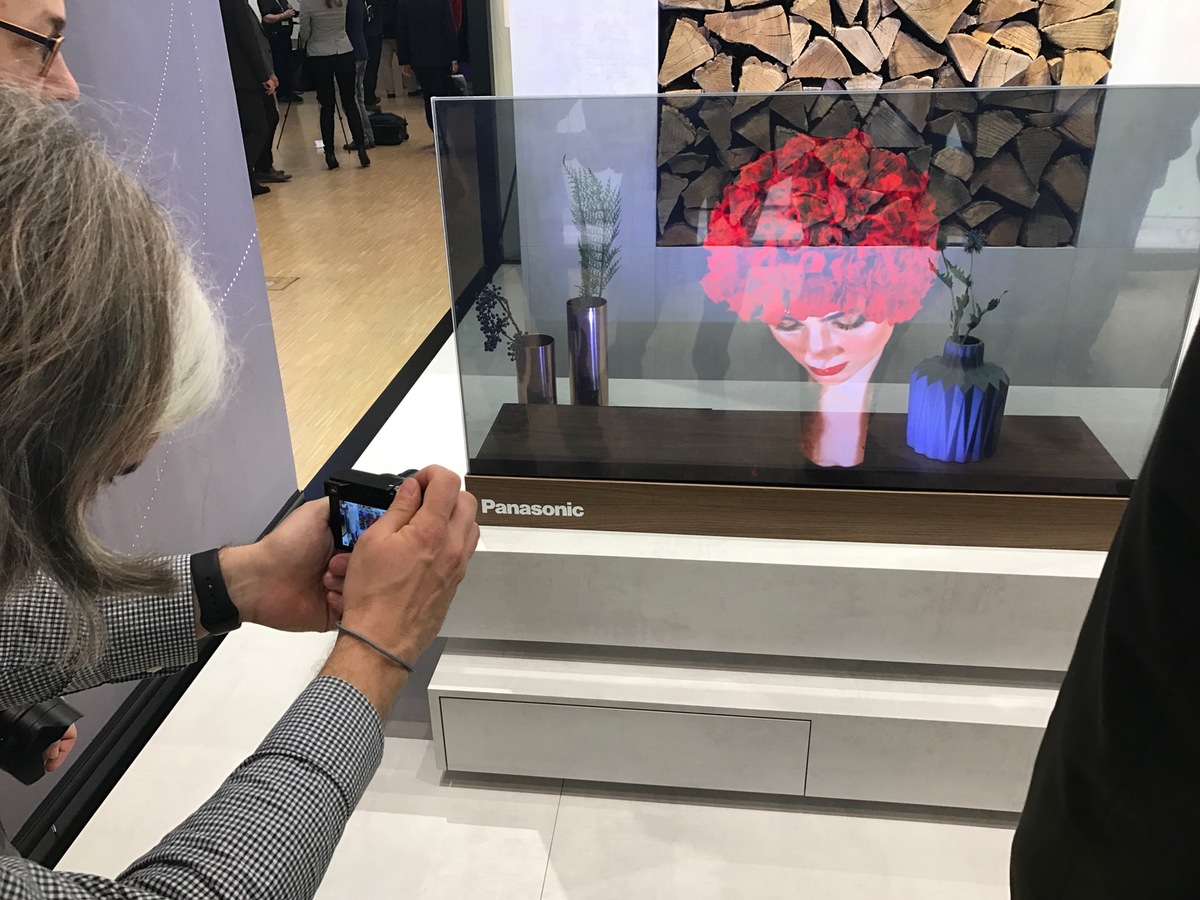 Der TV der Zukunft auf der IFA 2017 / Panasonic präsentiert auf der IFA in Berlin einen transparenten OLED TV - Der funktionsfähige Prototyp zeigt, wie TVs in wenigen Jahren aussehen werden