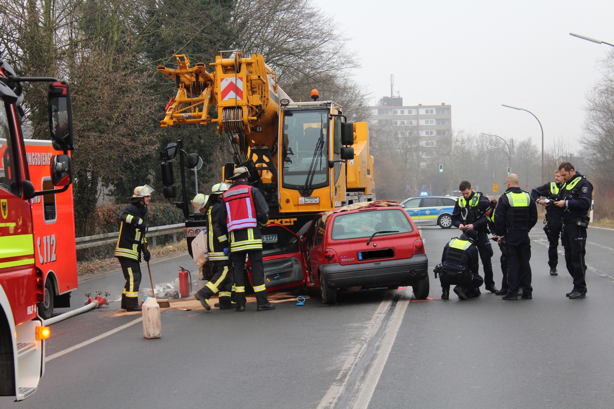 FW-DO: 25.01.2019 - Technische Hilfeleistung in Brünninghausen
Klein PKW fährt unter Autokran