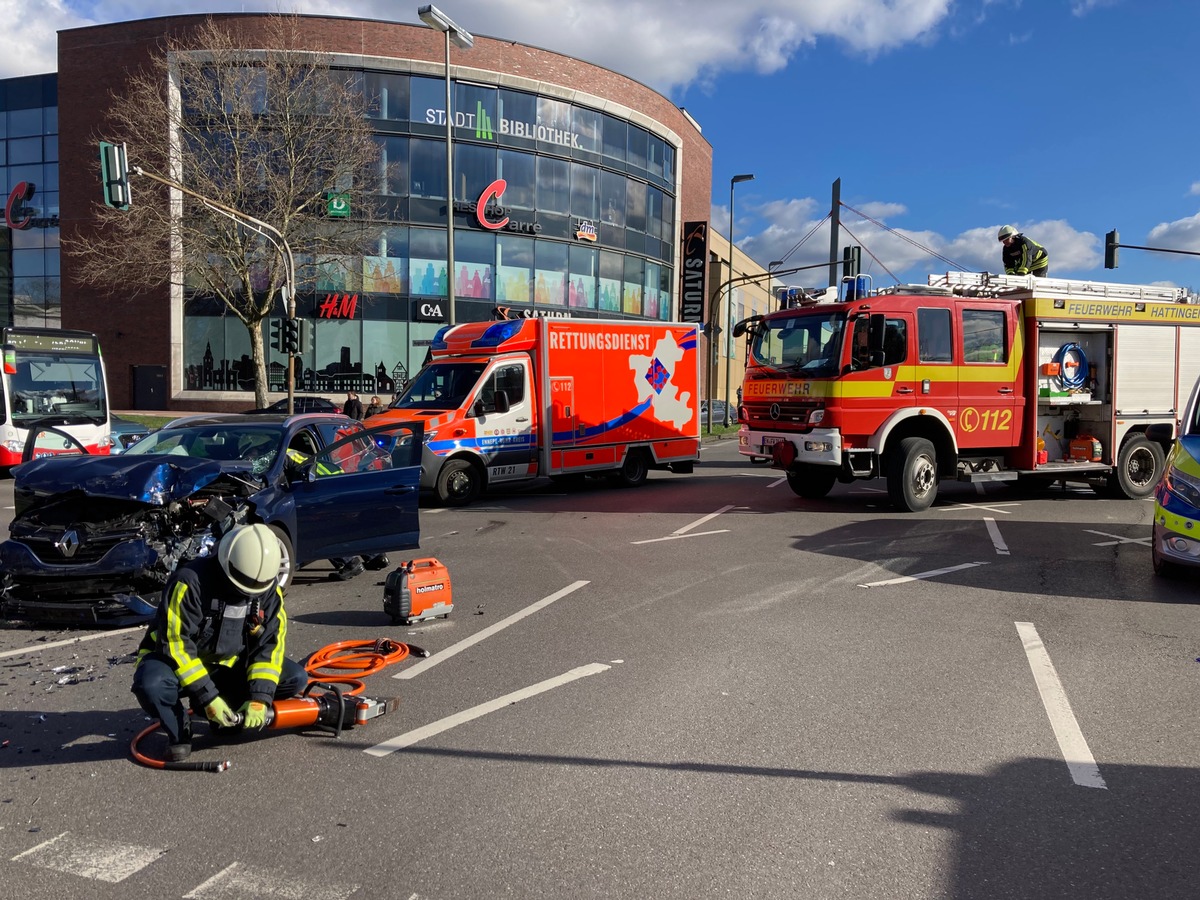 FW-EN: Schwerer Verkehrsunfall zwischen PKW und Rettungswagen