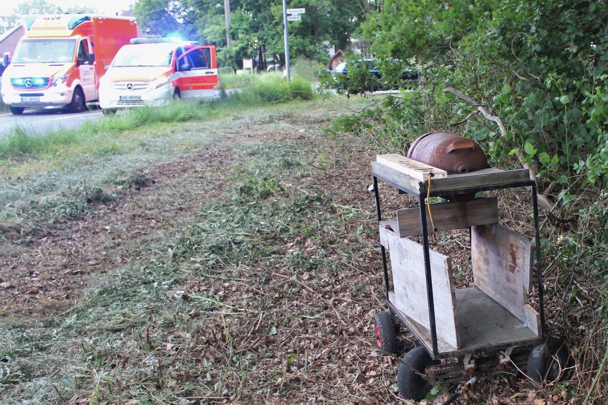 POL-VIE: Willich-Anrath: Transport von Bollerwagen im Kofferraum missglückte- zwei Personen stürzten aus dem Kofferraum und wurden schwer verletzt