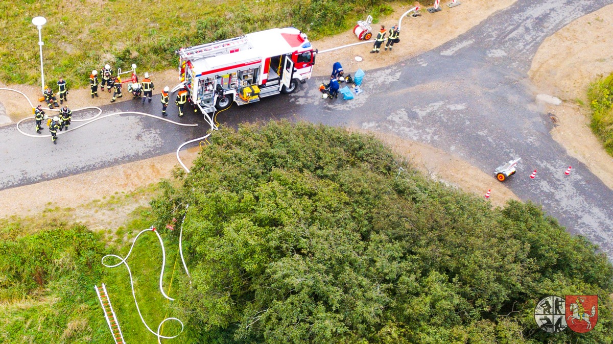 FW-HEI: Schwelbrand in ehemaligen Hühnerstall - Feuerwehr verhindert Brandausbreitung